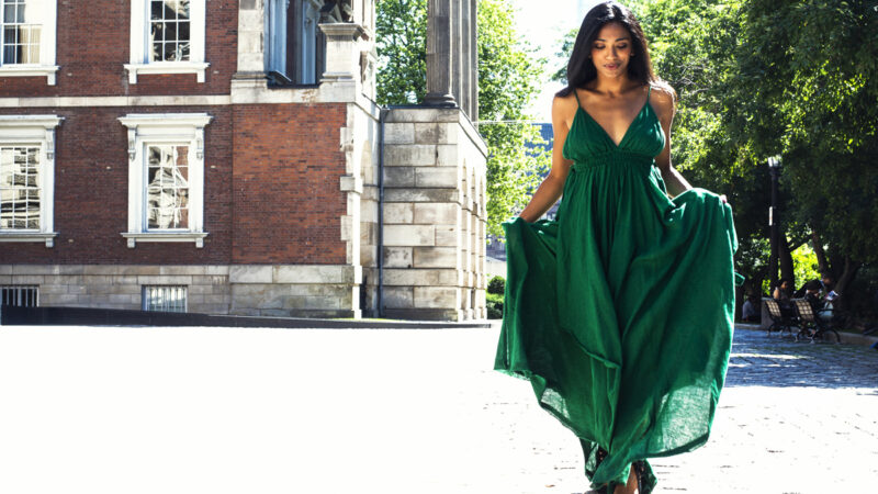 O vestido verde confere um ar mais clássico ao visual