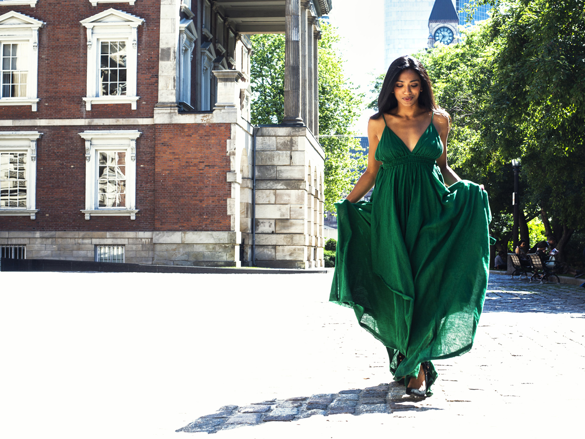 O vestido verde confere um ar mais clássico ao visual