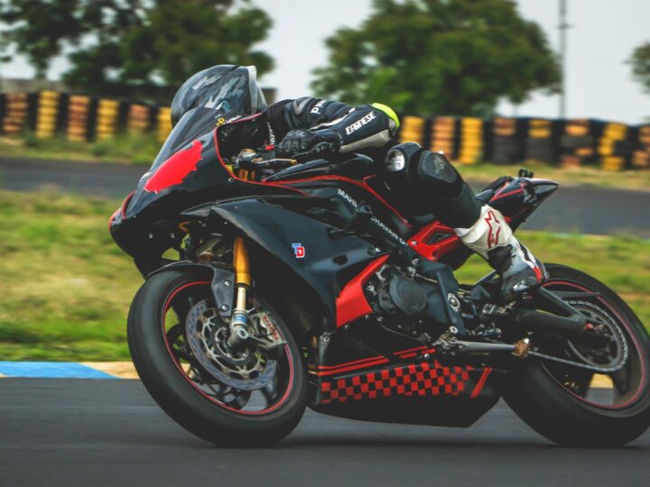A equipe de motociclistas negros venceu a partida ontem