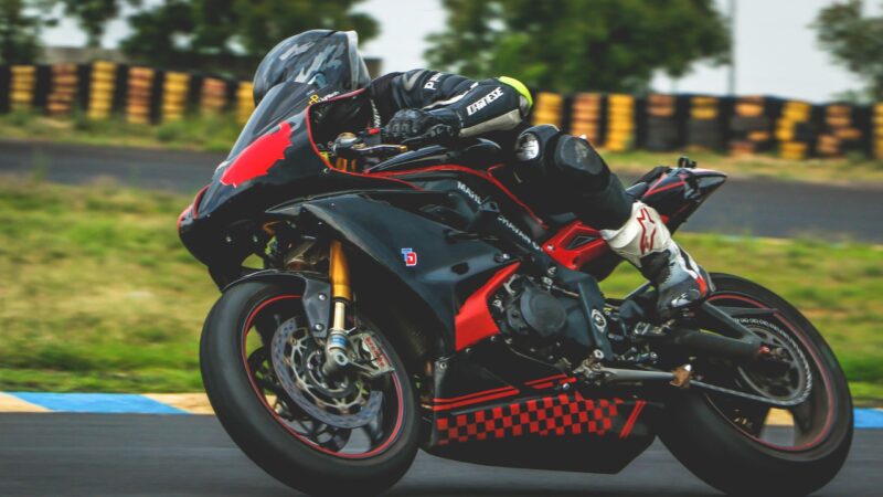 A equipe de motociclistas negros venceu a partida ontem