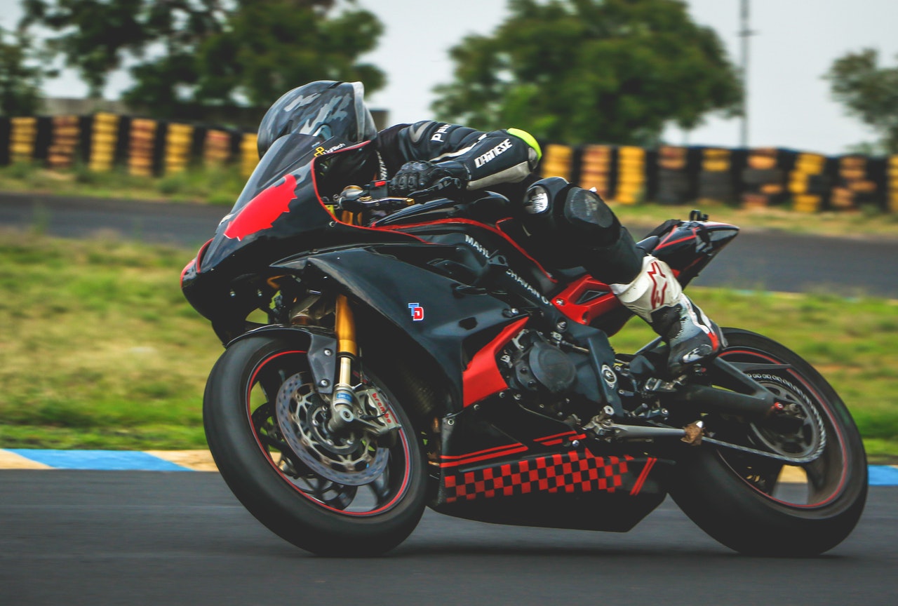 A equipe de motociclistas negros venceu a partida ontem