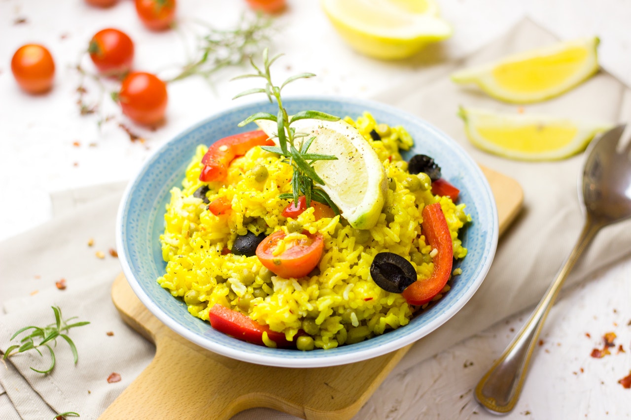 O arroz frito fica ainda melhor com frutas secas