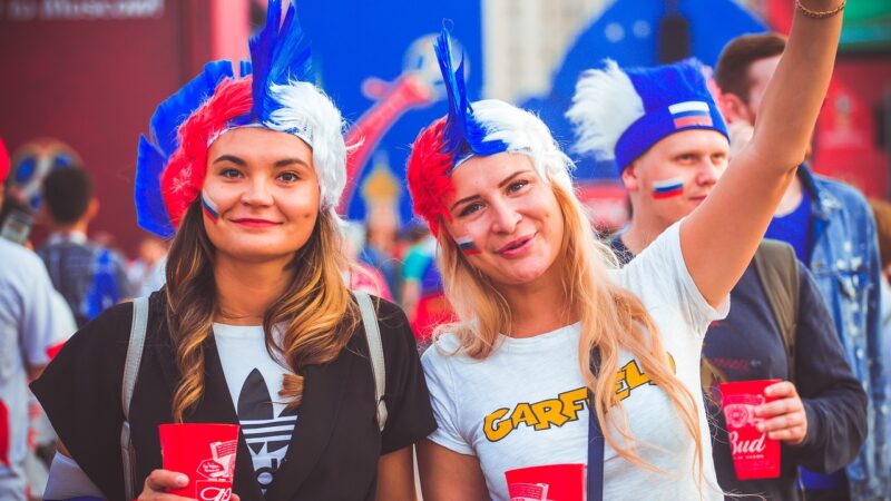 Garotas russas torcem pelo seu país